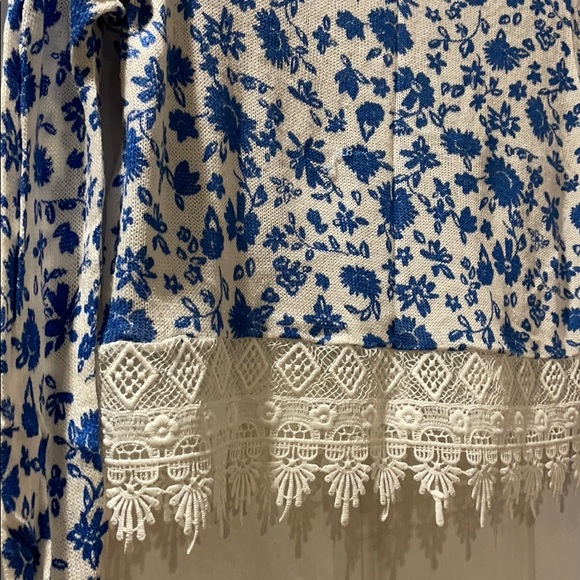 White and blue floral design HM top - Picture 2 of 3